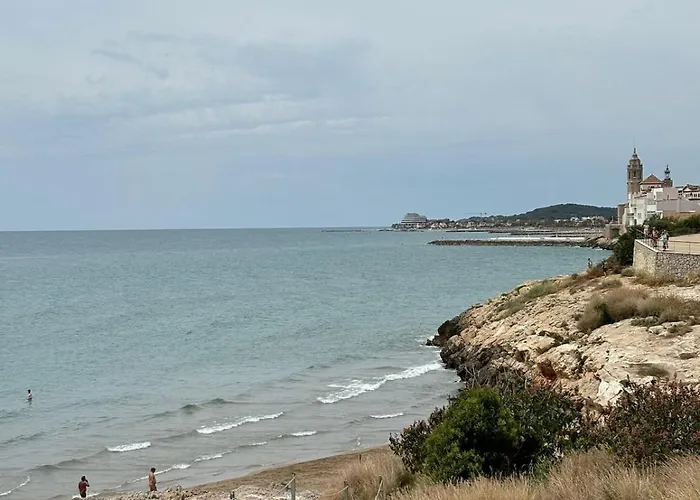 Quiet In Center Steps From Σίτζες